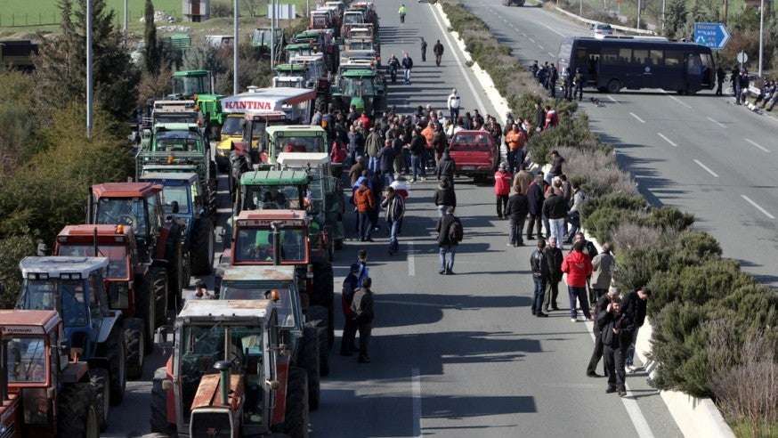 Αγρότες: Μπλόκα από αύριο στο τελωνείο των Ευζώνων και στα διόδια Μαλγάρων